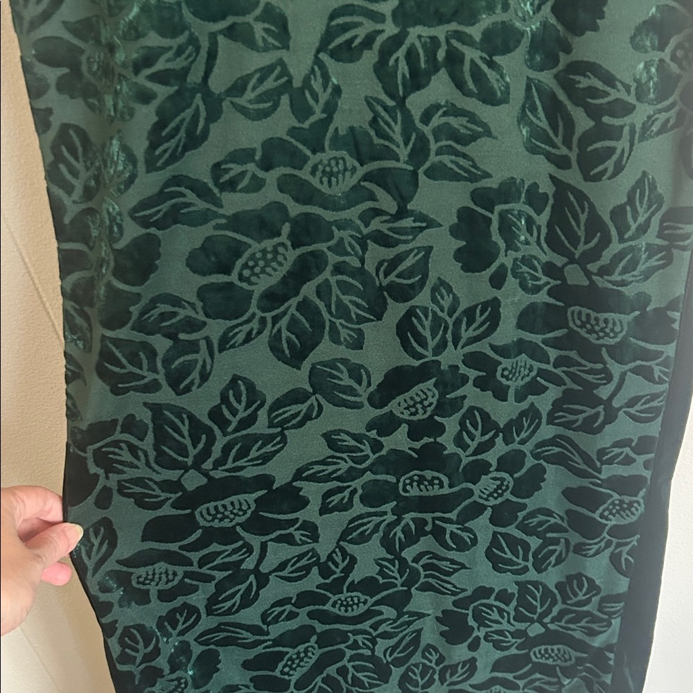 Beautiful vintage velvet emerald green dress with floral burnout pattern. - Picture 6 of 11